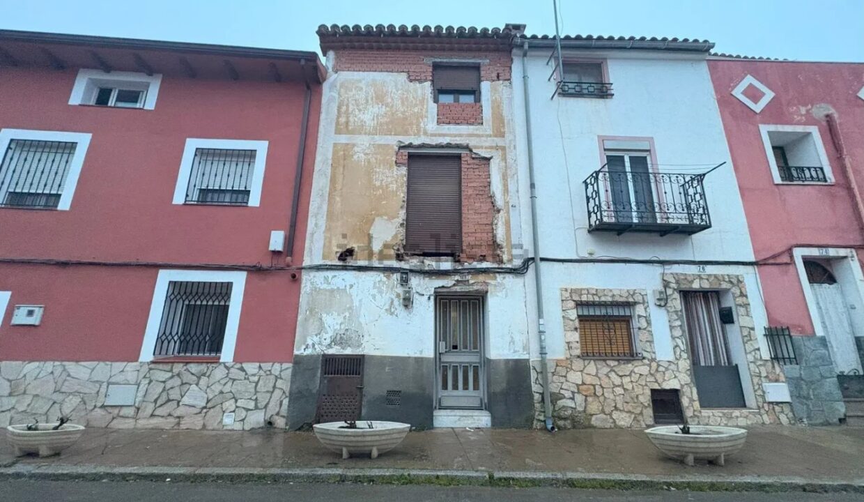 Chalet adosado en venta en Calle Mayor (1)